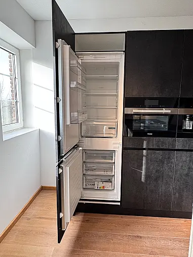 Häcker Küche in Mattlack umbra / Spachtelbeton Optik, schwarz