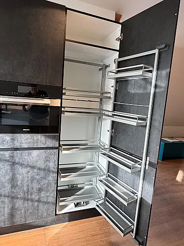 Häcker Küche in Mattlack umbra / Spachtelbeton Optik, schwarz