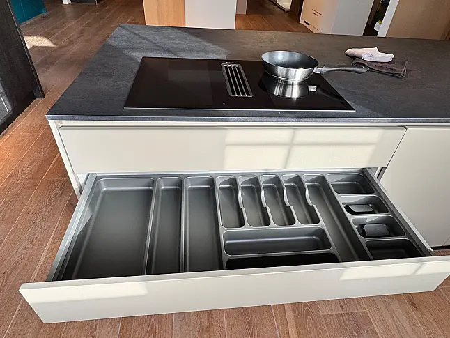 Häcker Küche in Mattlack umbra / Spachtelbeton Optik, schwarz