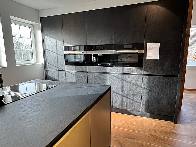 Häcker Küche in Mattlack umbra / Spachtelbeton Optik, schwarz