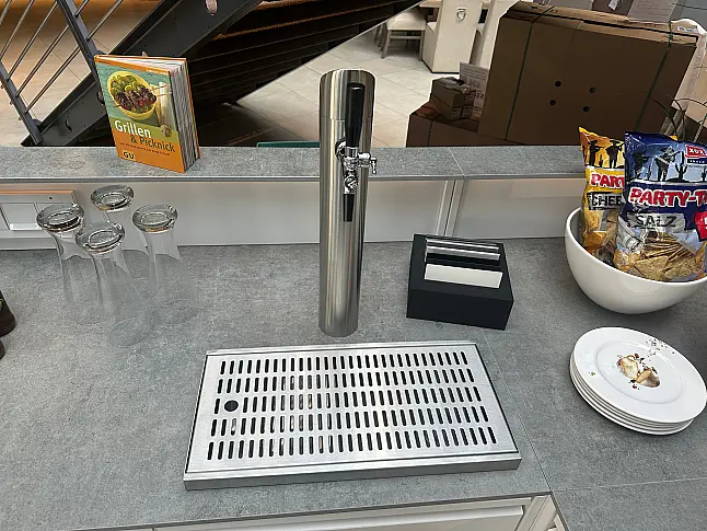 L-Form in RAL9016 Verkehrsweiß mit Keramik Arbeitsplatte
