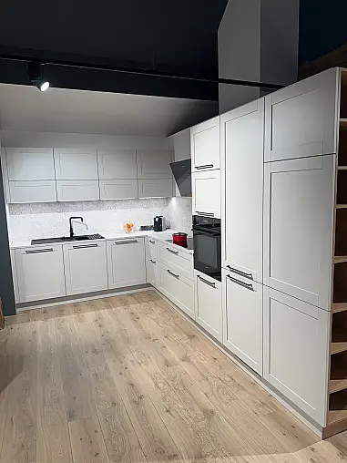 Moderne Ausstellungsküche in L-Form mit Hauswirtschaftsraum und Siemens Geräten