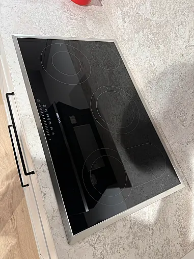 Moderne Ausstellungsküche in L-Form mit Hauswirtschaftsraum und Siemens Geräten