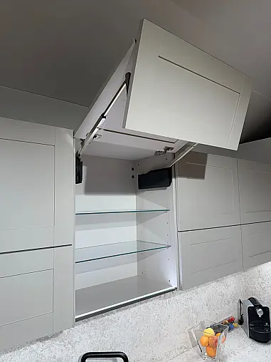 Moderne Ausstellungsküche in L-Form mit Hauswirtschaftsraum und Siemens Geräten