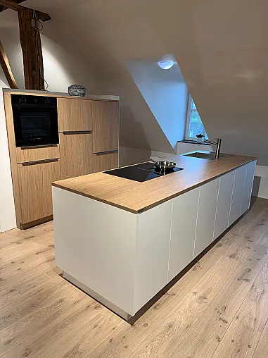 Moderne Ausstellungsküche in zwei Farben mit Insel und Siemens Geräten