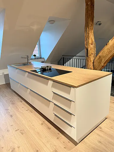 Moderne Ausstellungsküche in zwei Farben mit Insel und Siemens Geräten