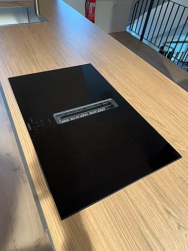 Moderne Ausstellungsküche in zwei Farben mit Insel und Siemens Geräten