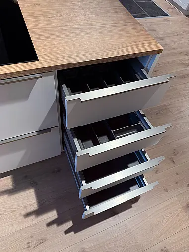 Moderne Ausstellungsküche in zwei Farben mit Insel und Siemens Geräten
