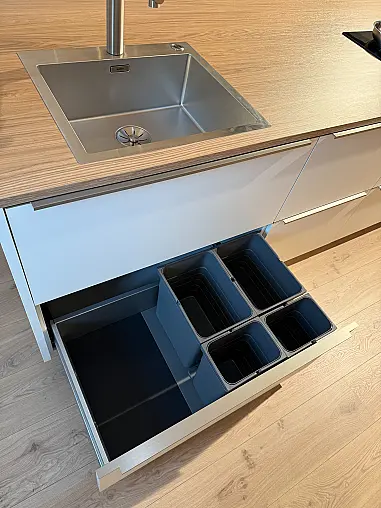 Moderne Ausstellungsküche in zwei Farben mit Insel und Siemens Geräten