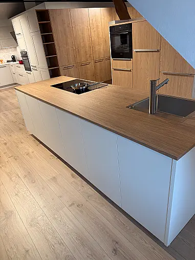 Moderne Ausstellungsküche in zwei Farben mit Insel und Siemens Geräten