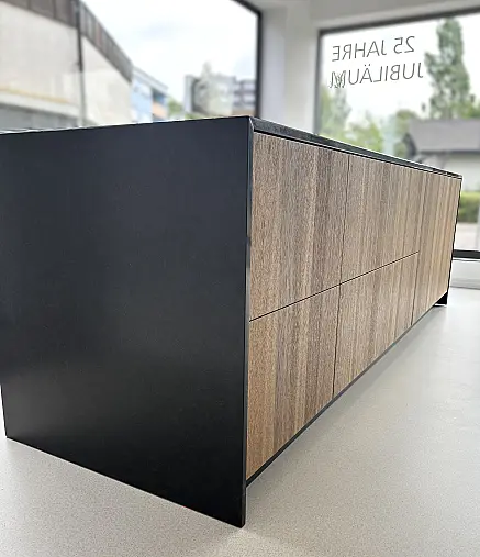 Designerinsel iit Nero Assoluto Antik kombiniert mit Echtholz-Furnier
