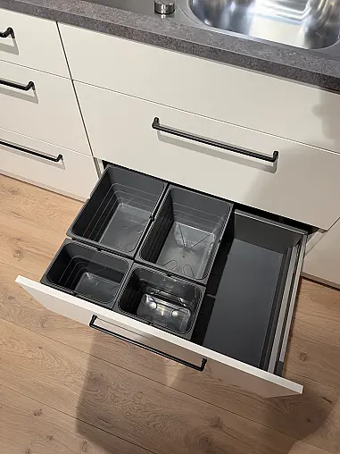 Moderne Ausstellungsküche in L-Form mit Hauswirtschaftsraum und Siemens Geräten