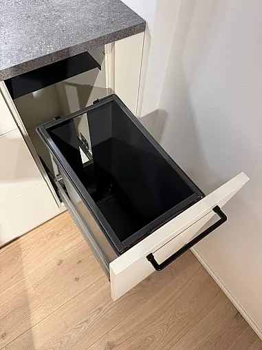 Moderne Ausstellungsküche in L-Form mit Hauswirtschaftsraum und Siemens Geräten