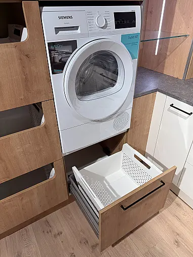Moderne Ausstellungsküche in L-Form mit Hauswirtschaftsraum und Siemens Geräten