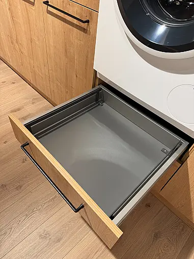 Moderne Ausstellungsküche in L-Form mit Hauswirtschaftsraum und Siemens Geräten