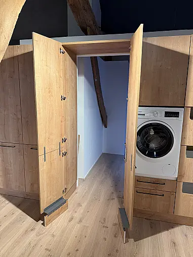 Moderne Ausstellungsküche in L-Form mit Hauswirtschaftsraum und Siemens Geräten