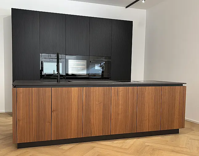 Schreinerküche-Musterküche Design Küche Echtholzfurnier Nußbaum Furnier ...