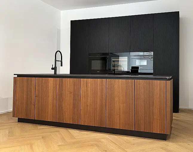 Schreinerküche-Musterküche Design Küche Echtholzfurnier Nußbaum Furnier ...