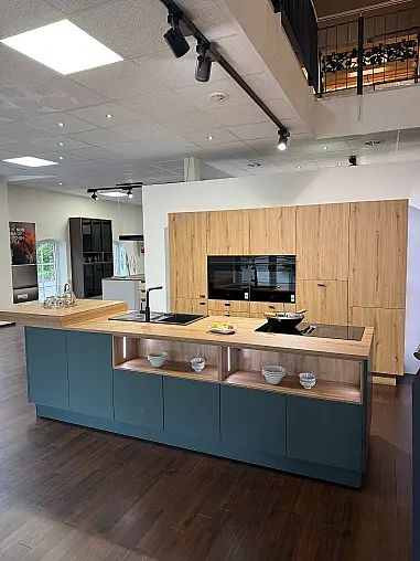 Moderne Ausstellungsküche mit Insel und Siemens Geräten