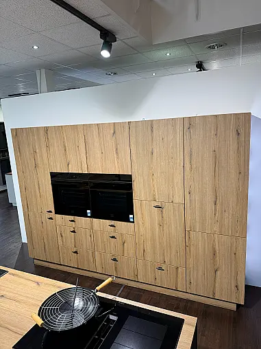 Moderne Ausstellungsküche mit Insel und Siemens Geräten