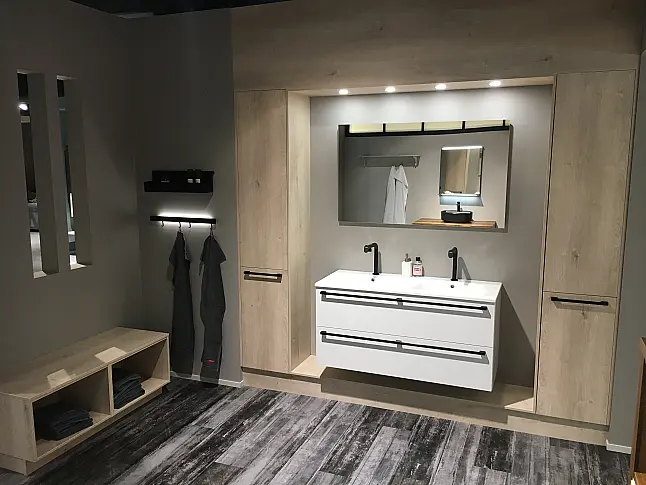 Exklusives Badezimmer - Doppelwaschtisch - Schränke