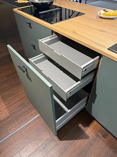 Moderne Ausstellungsküche mit Insel und Siemens Geräten