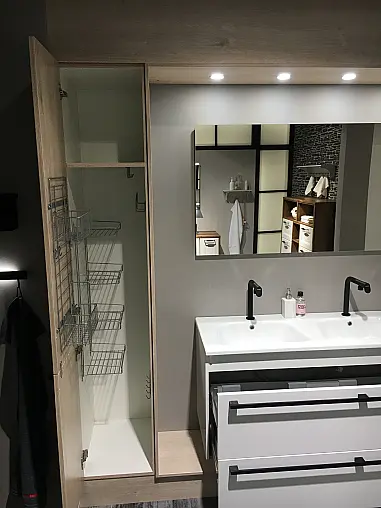 Exklusives Badezimmer - Doppelwaschtisch - Schränke