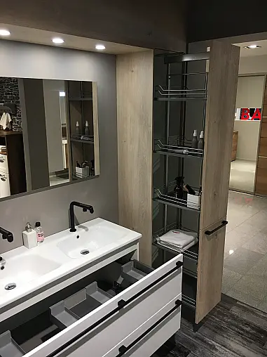 Exklusives Badezimmer - Doppelwaschtisch - Schränke