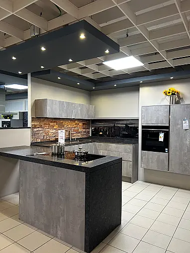 Moderne U-Form in Betonoptik mit Granitplatte