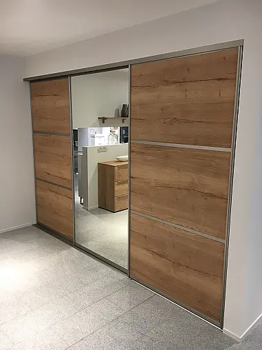 Exklusives Badezimmer verdeckt mit Schiebetüren - Sideboard - Regale - Waschtisch &amp; LED-Spiegel
