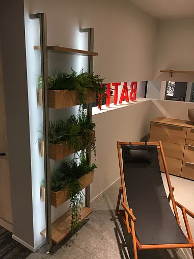 Exklusives Badezimmer verdeckt mit Schiebetüren - Sideboard - Regale - Waschtisch &amp; LED-Spiegel