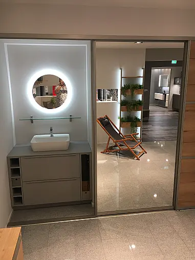 Exklusives Badezimmer verdeckt mit Schiebetüren - Sideboard - Regale - Waschtisch &amp; LED-Spiegel