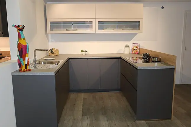 Moderne Einbauküche mit hochwertigen Miele &amp; AEG Elektrogeräten