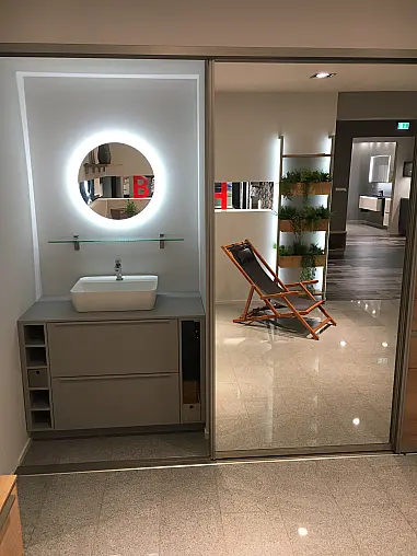 Exklusives Badezimmer verdeckt mit Schiebetüren - Sideboard - Regale - Waschtisch &amp; LED-Spiegel