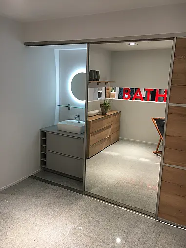 Exklusives Badezimmer verdeckt mit Schiebetüren - Sideboard - Regale - Waschtisch &amp; LED-Spiegel