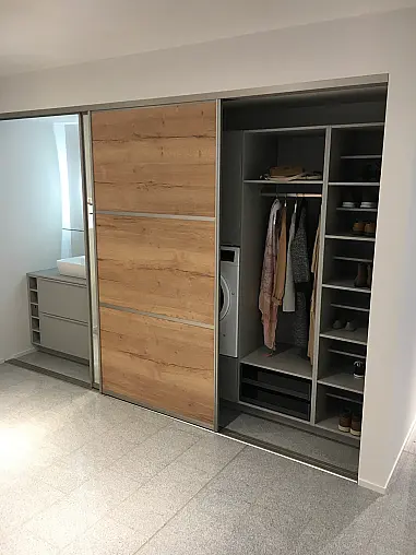 Exklusives Badezimmer verdeckt mit Schiebetüren - Sideboard - Regale - Waschtisch &amp; LED-Spiegel