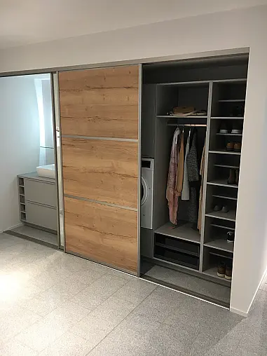 Exklusives Badezimmer verdeckt mit Schiebetüren - Sideboard - Regale - Waschtisch &amp; LED-Spiegel
