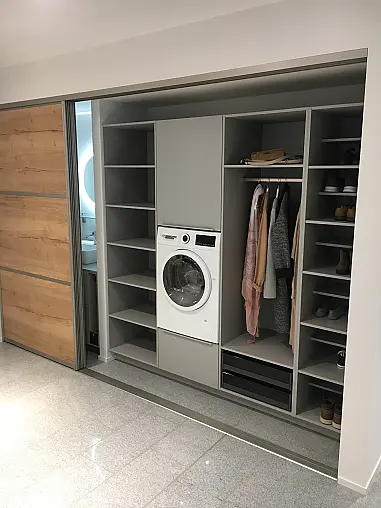Exklusives Badezimmer verdeckt mit Schiebetüren - Sideboard - Regale - Waschtisch &amp; LED-Spiegel