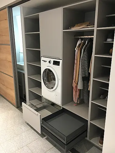 Exklusives Badezimmer verdeckt mit Schiebetüren - Sideboard - Regale - Waschtisch &amp; LED-Spiegel