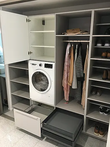 Exklusives Badezimmer verdeckt mit Schiebetüren - Sideboard - Regale - Waschtisch &amp; LED-Spiegel