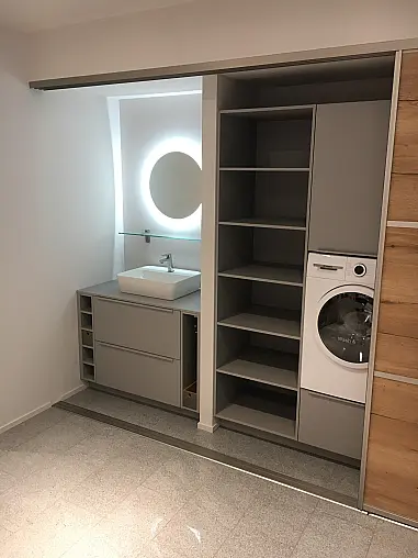 Exklusives Badezimmer verdeckt mit Schiebetüren - Sideboard - Regale - Waschtisch &amp; LED-Spiegel