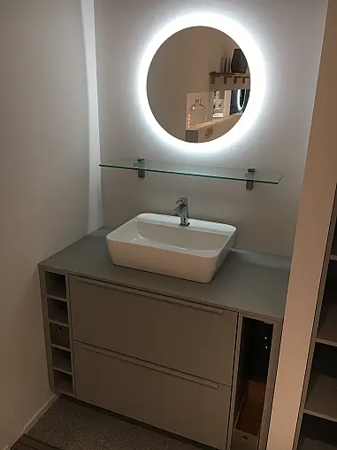 Exklusives Badezimmer verdeckt mit Schiebetüren - Sideboard - Regale - Waschtisch &amp; LED-Spiegel