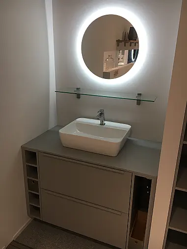 Exklusives Badezimmer verdeckt mit Schiebetüren - Sideboard - Regale - Waschtisch &amp; LED-Spiegel