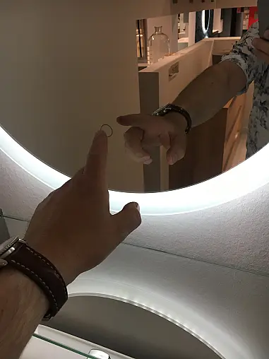 Exklusives Badezimmer verdeckt mit Schiebetüren - Sideboard - Regale - Waschtisch &amp; LED-Spiegel