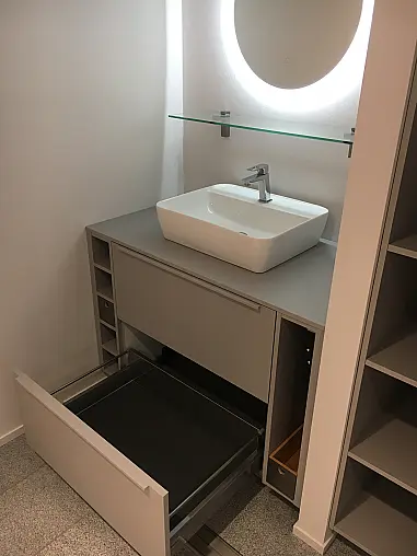 Exklusives Badezimmer verdeckt mit Schiebetüren - Sideboard - Regale - Waschtisch &amp; LED-Spiegel