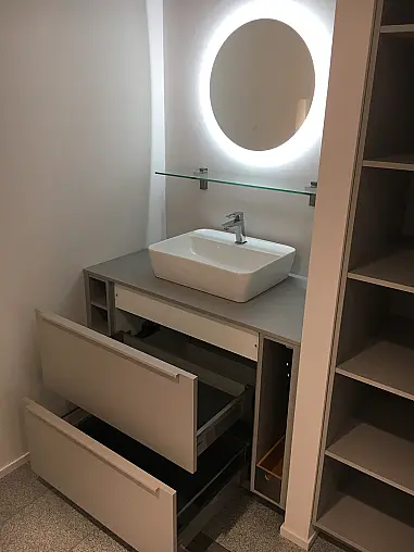Exklusives Badezimmer verdeckt mit Schiebetüren - Sideboard - Regale - Waschtisch &amp; LED-Spiegel