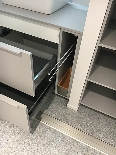 Exklusives Badezimmer verdeckt mit Schiebetüren - Sideboard - Regale - Waschtisch &amp; LED-Spiegel