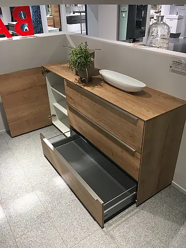 Exklusives Badezimmer verdeckt mit Schiebetüren - Sideboard - Regale - Waschtisch &amp; LED-Spiegel