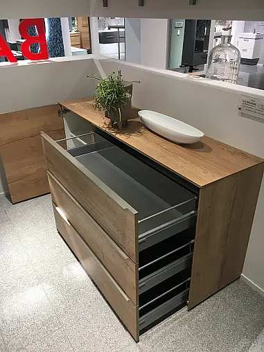 Exklusives Badezimmer verdeckt mit Schiebetüren - Sideboard - Regale - Waschtisch &amp; LED-Spiegel