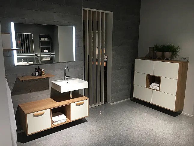 Exklusives Badezimmer mit Waschtisch-Anlage - Lackfront - LED-Spiegel